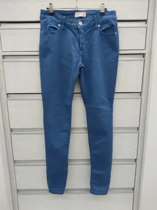 Pantalón vaquero azul.