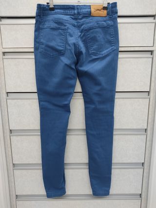 Pantalón vaquero azul.