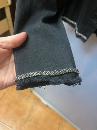 Chaqueta vaquera Mango negra adornos de pasamaneri