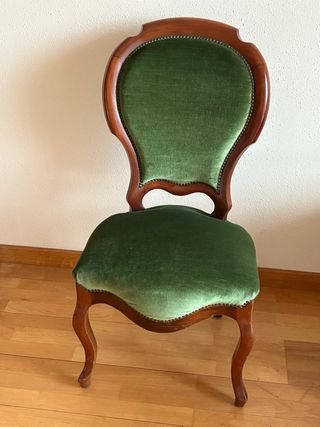 Silla antigua de madera y terciopelo