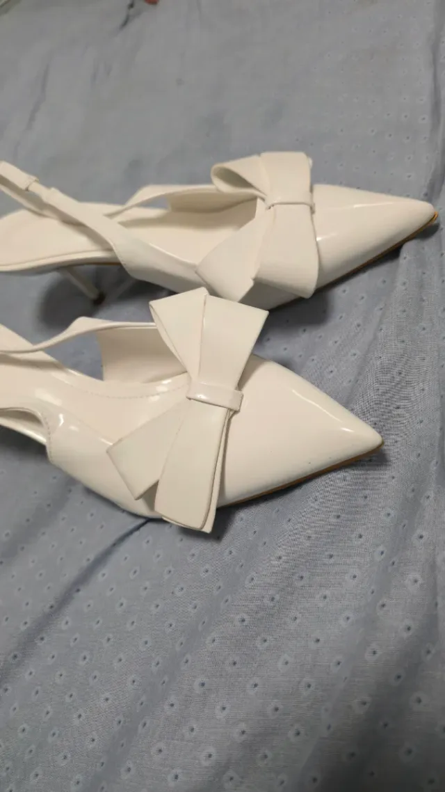 Zapatos de tacón blancos con lazo