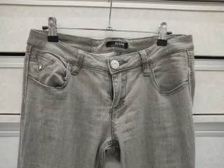 Pantalón vaquero gris