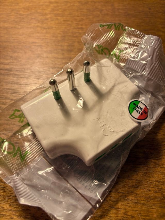 Adattatore triplo piatto salvaspazio 16A