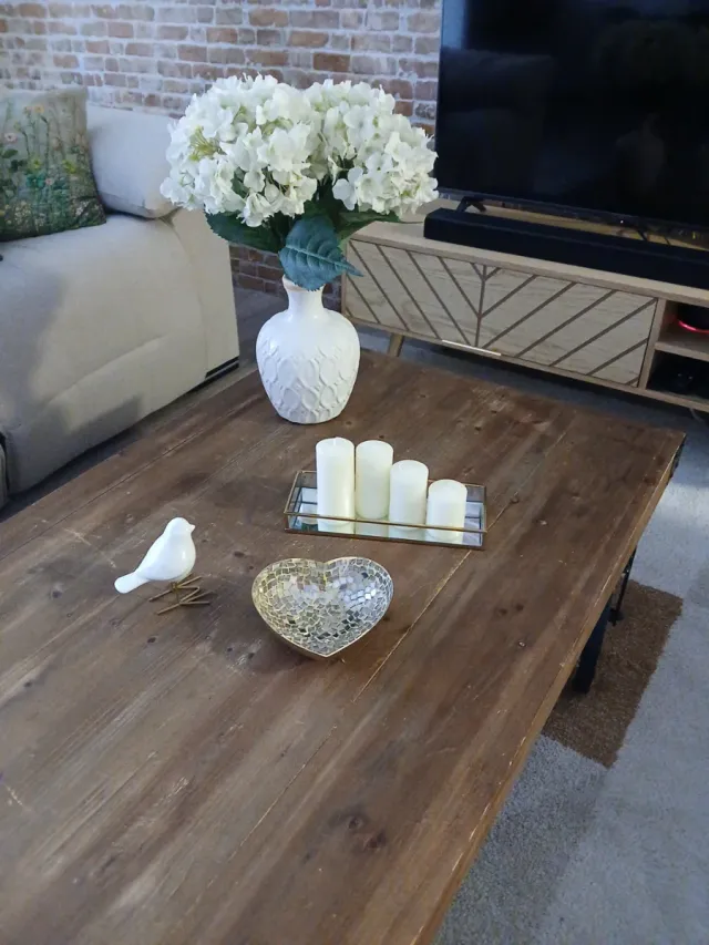 Decoración mesa salón: jarrón, velas, corazón