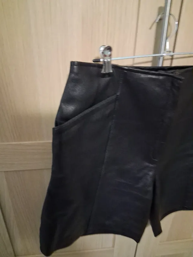 Pantalón corto de cuero negro