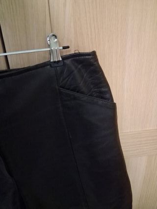 Pantalón corto de cuero negro
