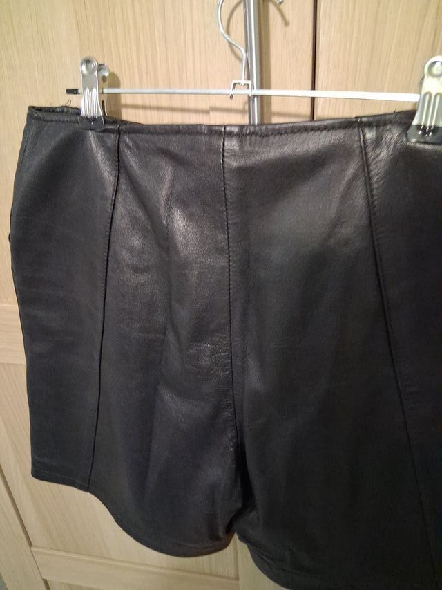 Pantalón corto de cuero negro
