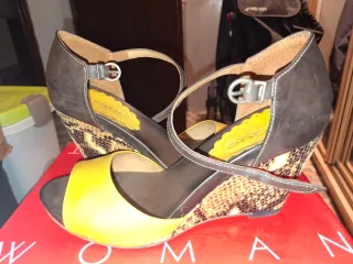 Sandalias Tacon Cuña Negro y Amarillo