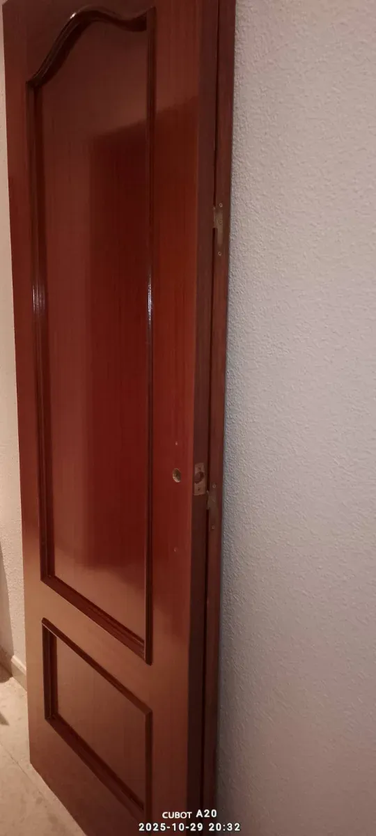 Puertas de madera color marrón