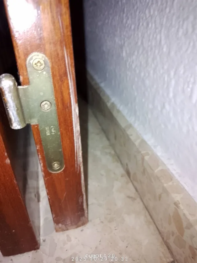 Puertas de madera color marrón