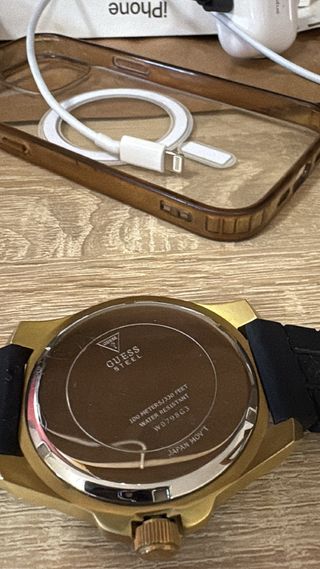 Reloj Guess Negro y Dorado