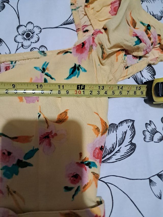 Mono Bershka floral amarillo