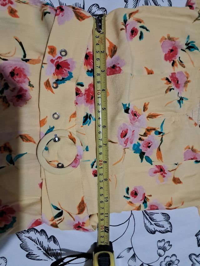 Mono Bershka floral amarillo