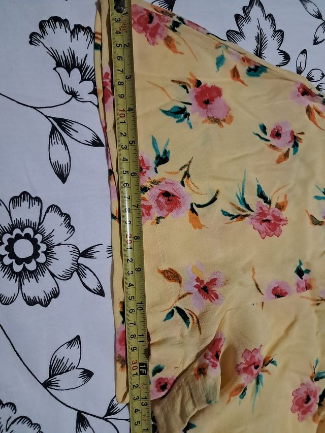 Mono Bershka floral amarillo