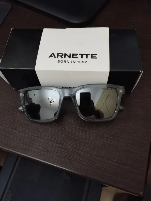 Gafas de sol Arnette grises y plateadas