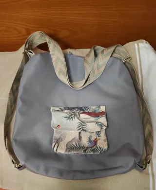 Bolso Mochila Gris con Estampado