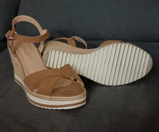 Sandalias cuña marrón