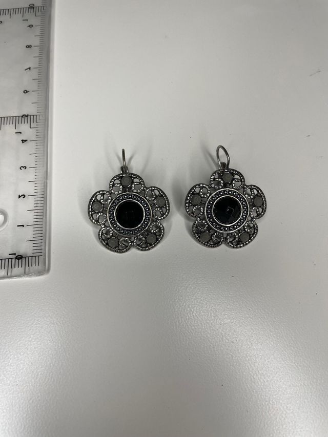 Pendientes flor plateado y negro. 
Se hacen lotes 
