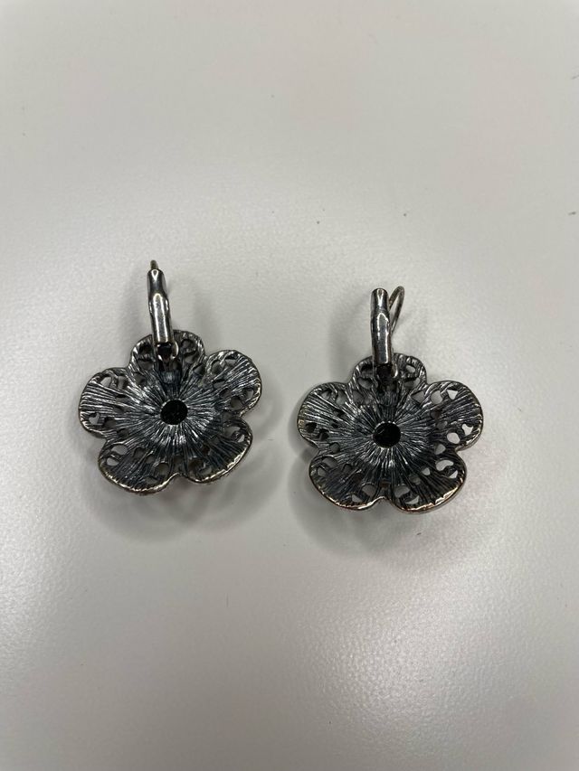 Pendientes flor plateado y negro. 
Se hacen lotes 