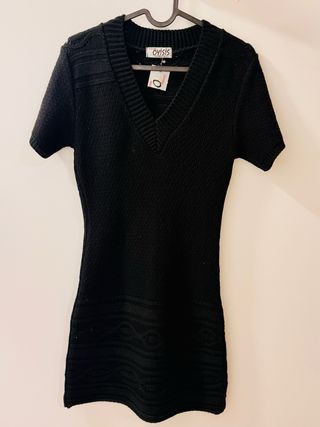 Vestido de punto negro con etiqueta