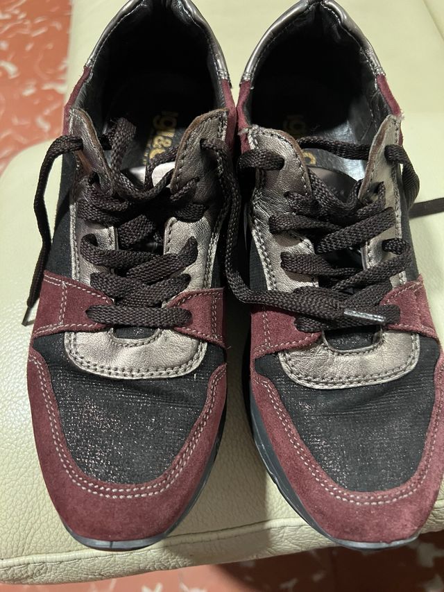 Zapatillas de invierno negras y doradas