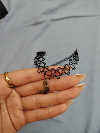 Collar pegado con colgante de luna