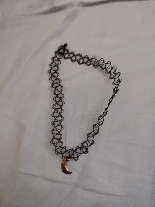 Collar pegado con colgante de luna