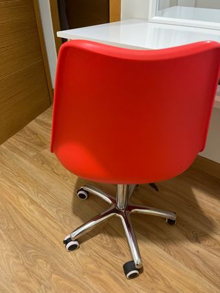 Silla de escritorio roja con ruedas