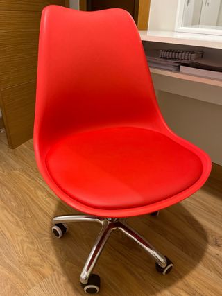 Silla de escritorio roja con ruedas