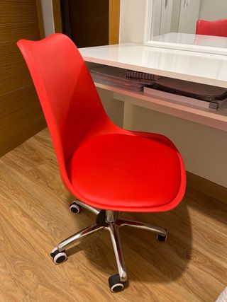 Silla de escritorio roja con ruedas
