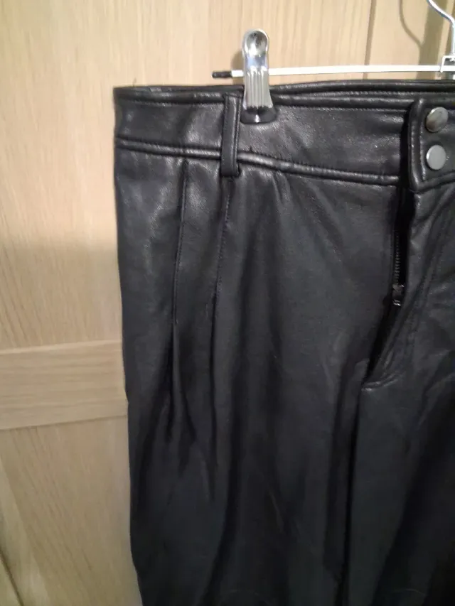 Pantalón polipiel negro