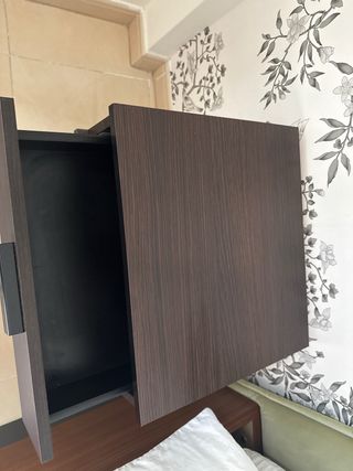 Se venden 2 Mesitas de Noche Madera y Metal