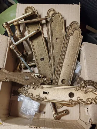 Manillas de metal para puertas