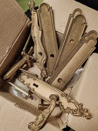 Manillas de metal para puertas