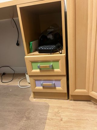 Escritorio con cajones y zapatero