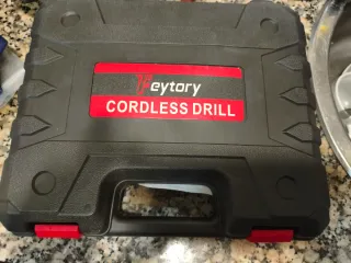 Taladro 21V con 2 baterías y accesorios