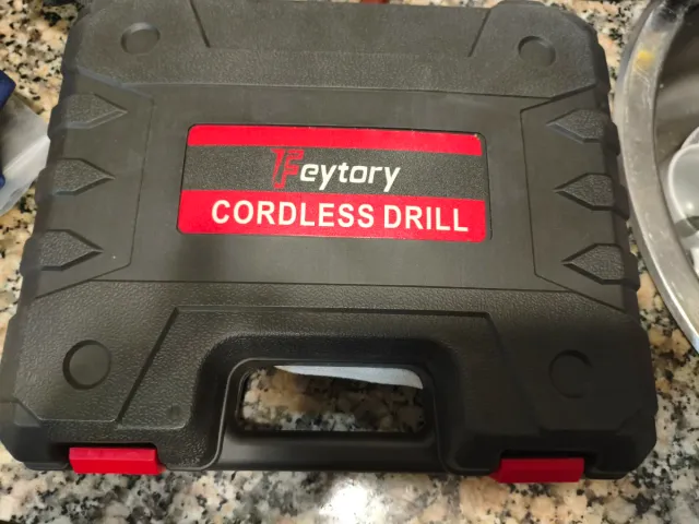 Broca 21V com 2 pilhas e acessórios