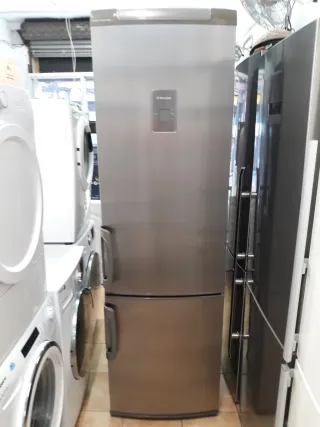 Nevera marca ELECTROLUX altura 2 metro ancho 60cm