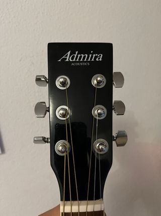 Guitarra española sin usar porque no le gusta