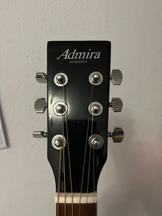 Guitarra española sin usar porque no le gusta