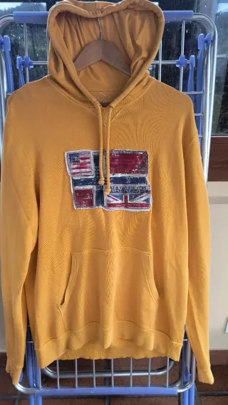 Sudadera Napapijri Amarilla con Logo Bandera