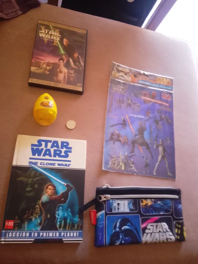 Lote Star Wars: DVD, Libro, Monedero y Pegatinas