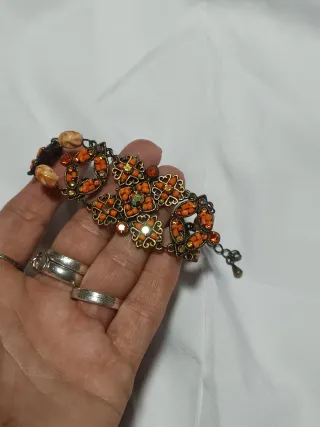 Pulsera con piedras ámbar y detalles dorados