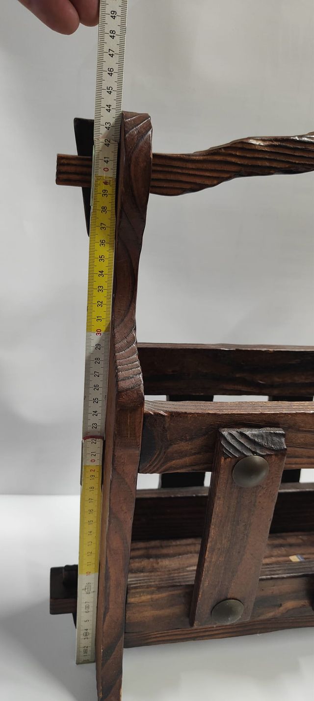 Portariviste in legno con borchie