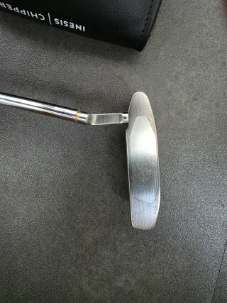 Palo de golf con funda