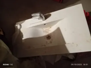 Lavabo de cerámica con grifo metálico