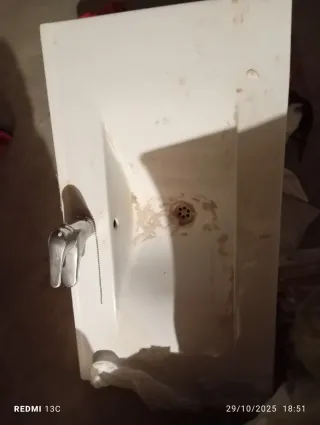 Lavabo de cerámica con grifo metálico