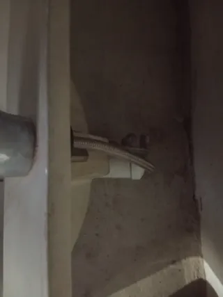 Lavabo de cerámica con grifo metálico