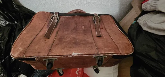 Maleta antigua de viaje con ruedas