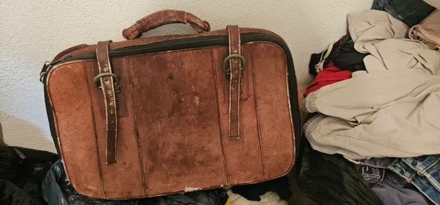 Maleta antigua de viaje con ruedas